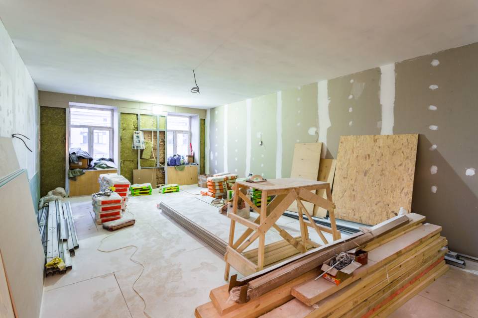 Casa en construcción con herramientas de  carpintero esparcidas por la sala